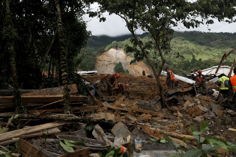 Equipos de rescatistas buscan sobrevivientes entre los restos de un enorme alud de tierra provocado por la lluvia en el poblado de Queja, en Guatemala, el sábado 7 de noviembre de 2020, tras el paso de la tormenta tropical Eta.