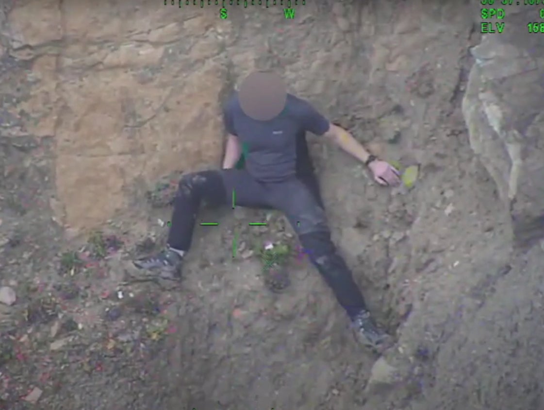 Hombre es rescatado en un helicóptero tras atascarse en un acantilado