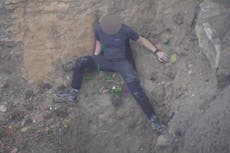 Hombre es rescatado en helicóptero después de quedarse atascado en acantilado en Reino Unido