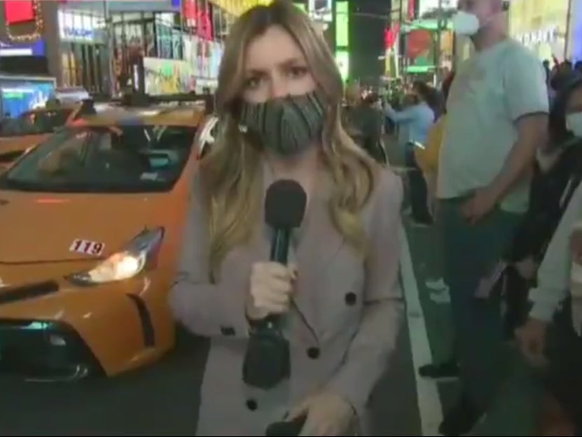 Reportera de Fox News acorralada por gente celebrando derrota de Trump