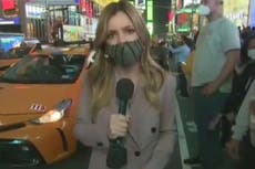 Reportera de Fox News acorralada por gente celebrando derrota de Trump