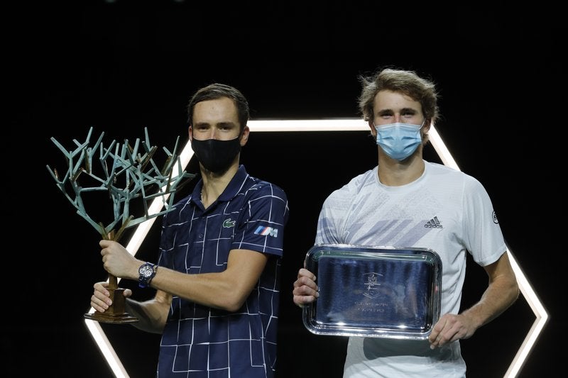 El alemán y el ruso levantan los trofeos de finalista y campeón del Masters de París.