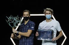 Medvedev sorprende a Zverev y conquista el Masters de Paris