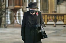 Reina Isabell II aparece en público con mascarilla por primera vez 