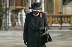 Reina Isabell II aparece en público con mascarilla por primera vez