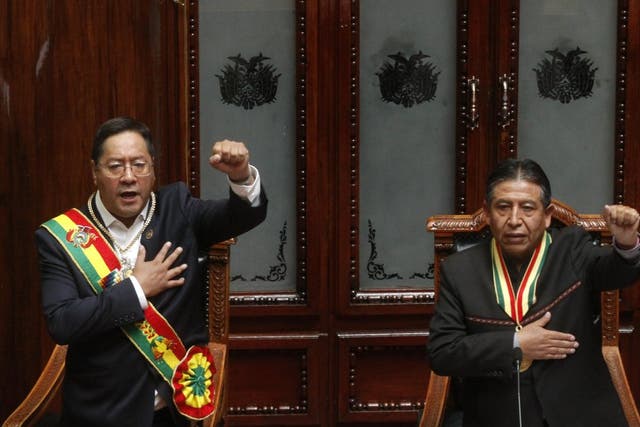 El nuevo presidente de Bolivia, Luis Arce, a la izquierda, y el vicepresidente David Choquehuanca, cantan el himno nacional durante el acto de toma de posesión en el Congreso en La Paz, Bolivia, el domingo 8 de noviembre de 2020 
