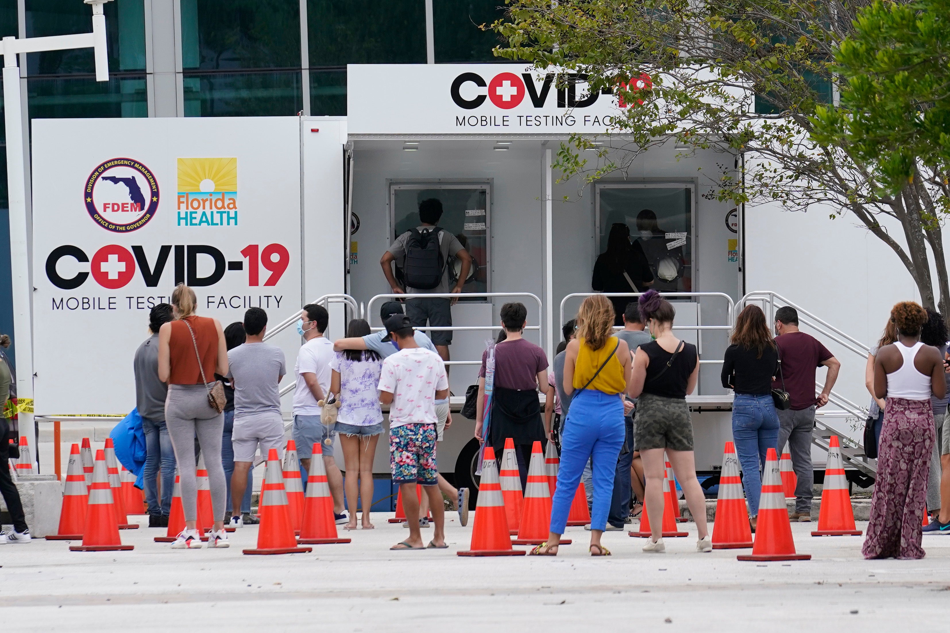 <p>La gente se alinea para las pruebas rápidas Covid-19 en Miami Beach, Florida, el 7 de noviembre.</p>
