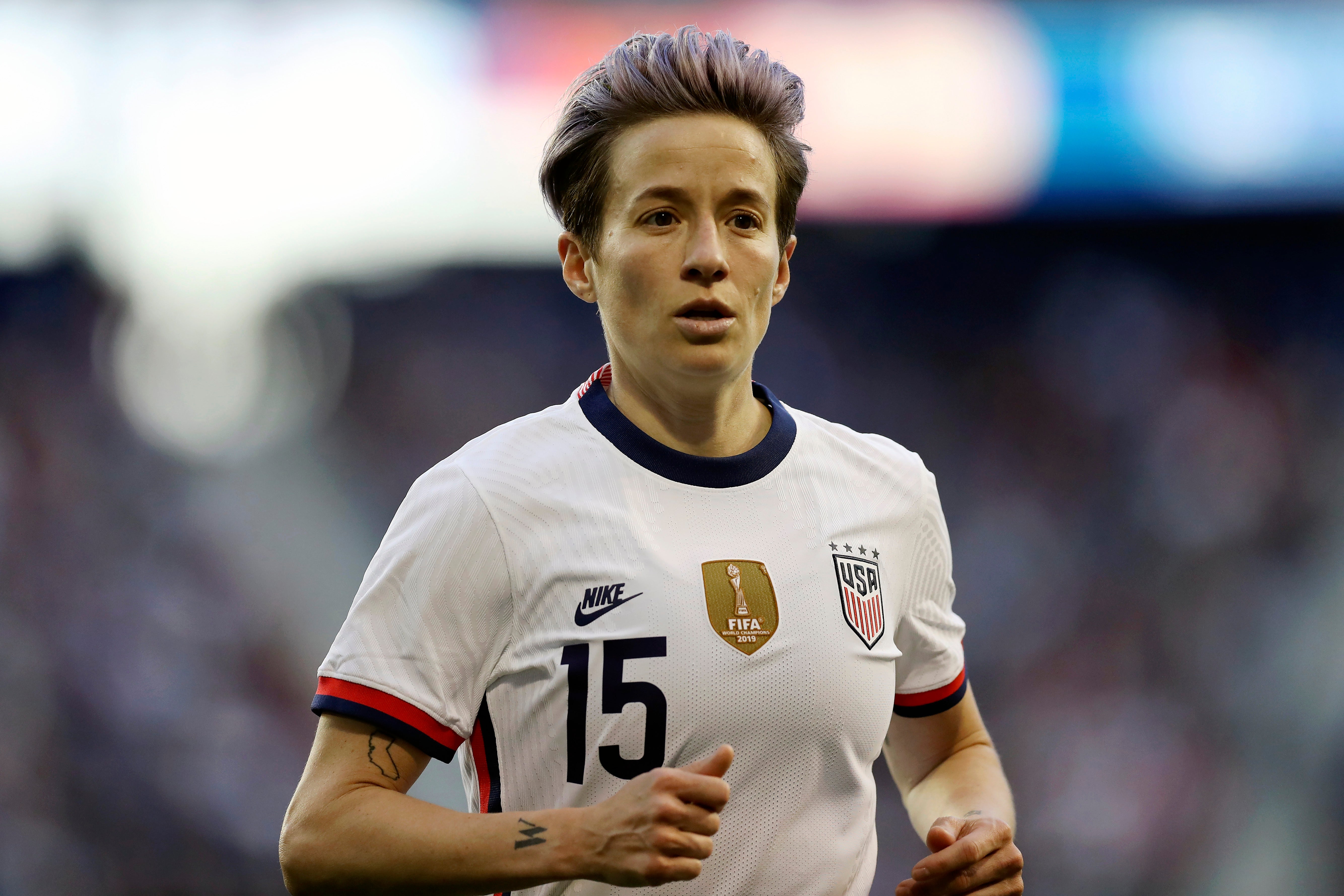 Megan Rapinoe envía mensaje furioso luego que entrenador de fútbol fue acusado de conducta sexual inapropiada