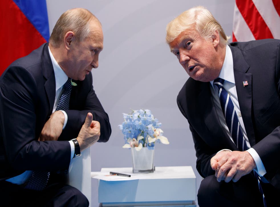 Donald Trump con el presidente ruso Vladimir Putin en la Cumbre del G-20 en Hamburgo (Foto AP / Evan Vucci, Archivo)
