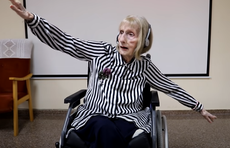 Mujer con Alzheimer recuerda su pasado como bailarina al escuchar “El Lago de los Cisnes”
