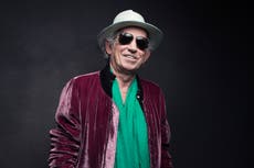 Keith Richards aprovecha la pandemia, se relaja en su jardín