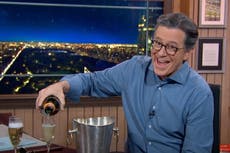 Stephen Colbert brinda con champán por la victoria de Joe Biden