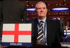 Renuncia jefe del fútbol inglés tras comentarios racistas 