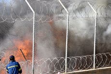 Un incendio destruye parte de un campo de refugiados griego