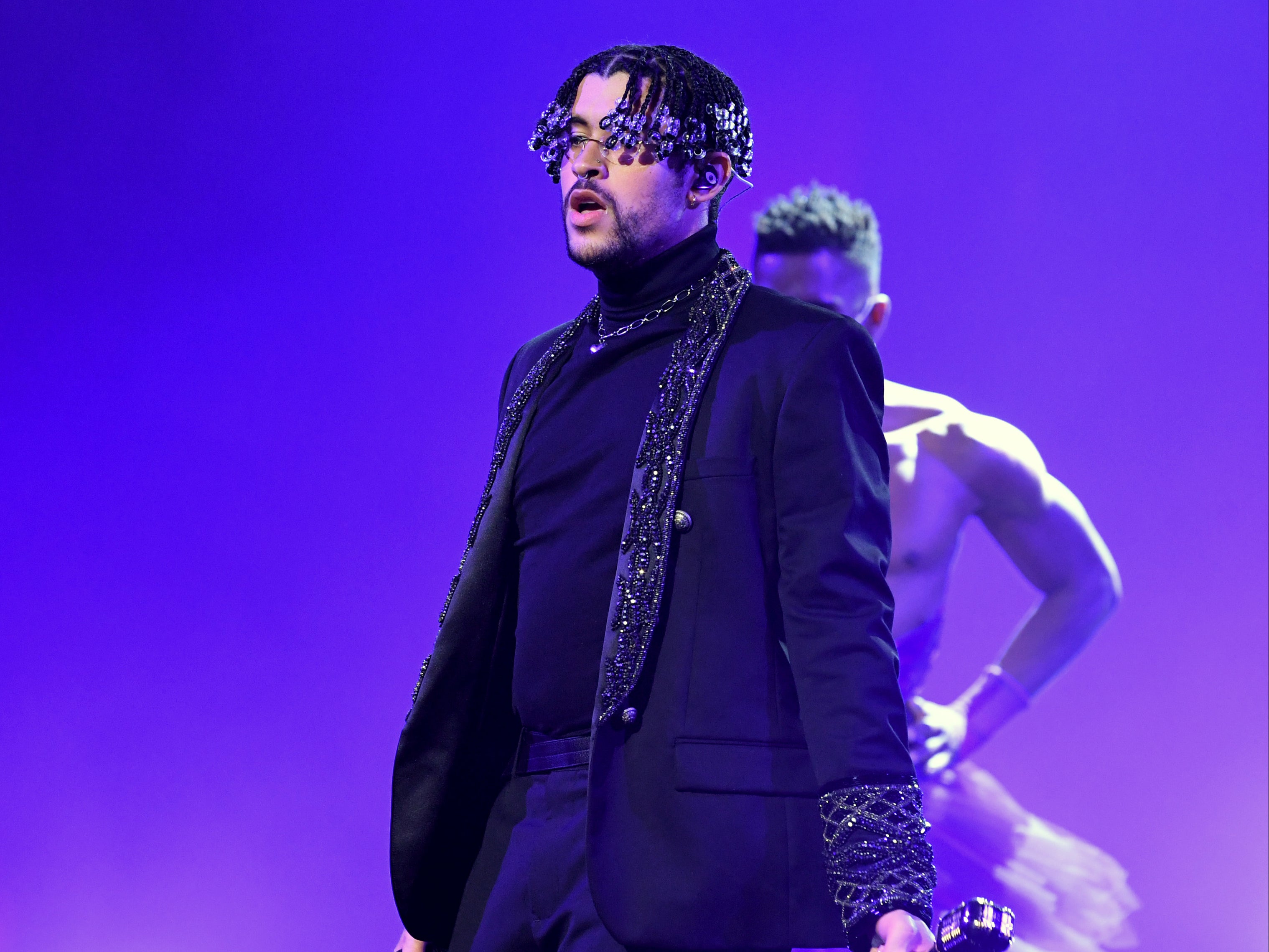 Abuela regala todos sus ahorros a su nieta para que asista al concierto de Bad Bunny