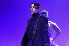 Abuela regala todos sus ahorros a su nieta para que asista al concierto de Bad Bunny