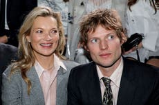 Kate Moss aclara si está comprometida, o no, tras lucir un anillo de diamantes
