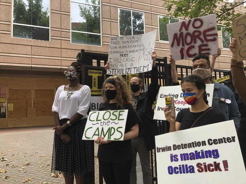 En esta imagen de archivo, tomada el 15 de septiembre de 2020, Dawn Wooten (izquierda), una enfermera del Centro de Detención del condado de Irwin, en Ocilla, Georgia, interviene en una conferencia de prensa en Atlanta contra las condiciones de los migrantes encarcelados.
