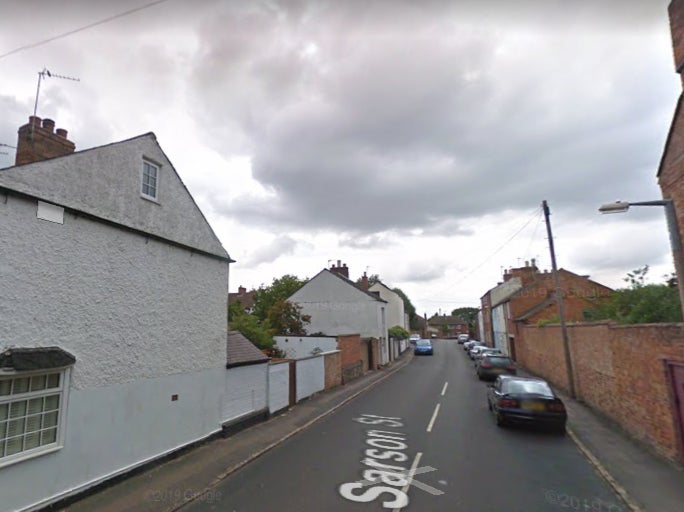 La policía de Leicestershire recibió informes de un hombre que sostenía un arma de fuego de cañón largo mientras caminaba por Sarson Street, Quorn.