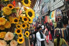 Casos de COVID-19 repuntan en Nueva Delhi antes de festival