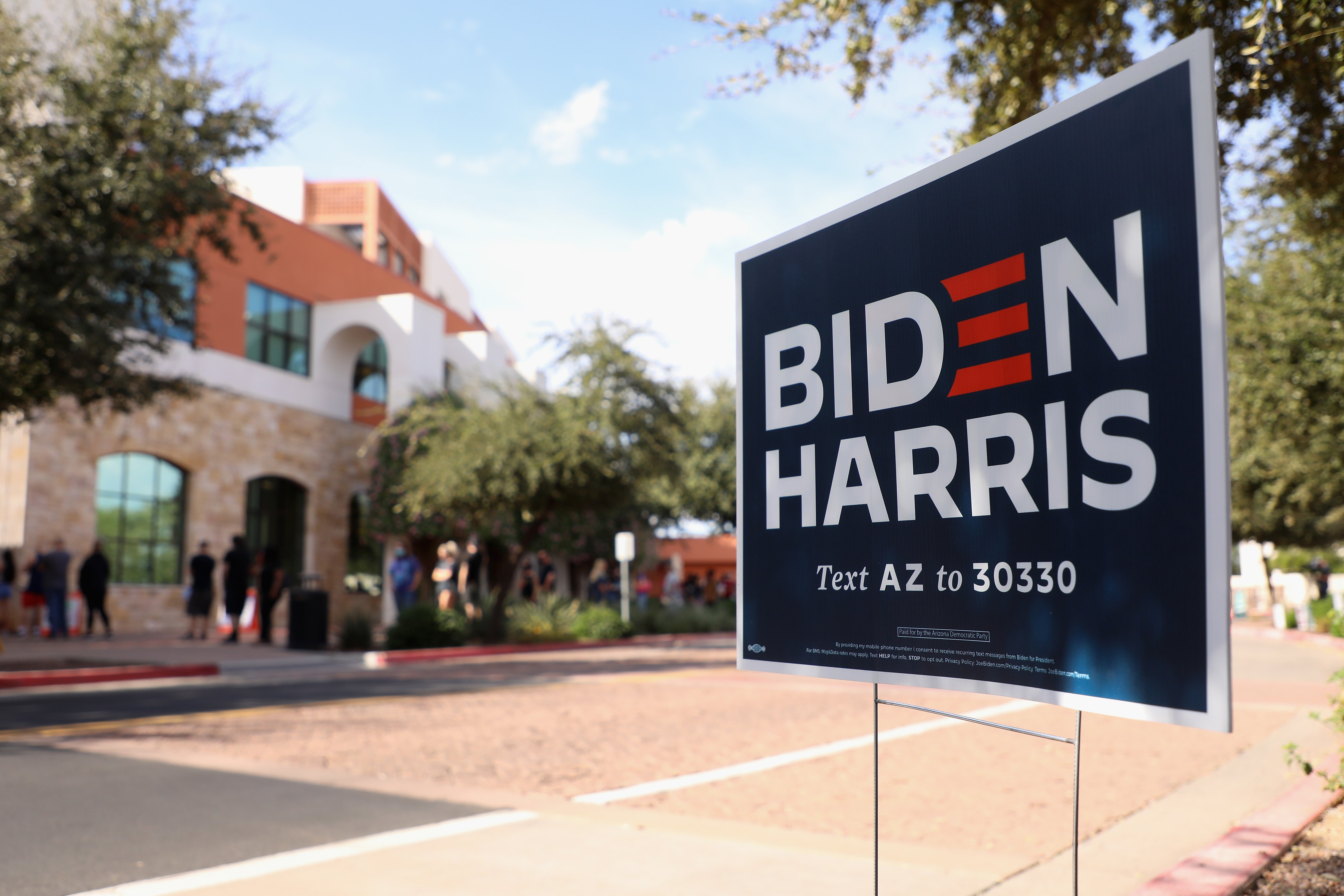 Un cartel de campaña para el candidato presidencial demócrata Joe Biden se muestra fuera del lugar de votación de Surprise Court House