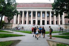 Estudiantes piden a Harvard no contratar funcionarios de Trump