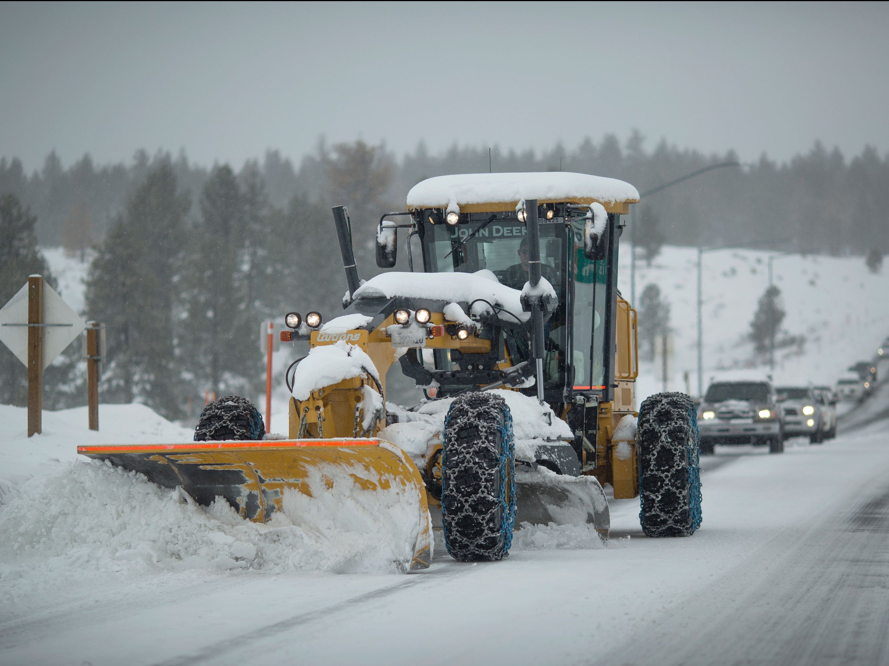Trabajador encuentra dos personas muertas entre la nieve 