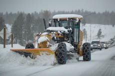 Trabajador encuentra dos personas muertas entre la nieve