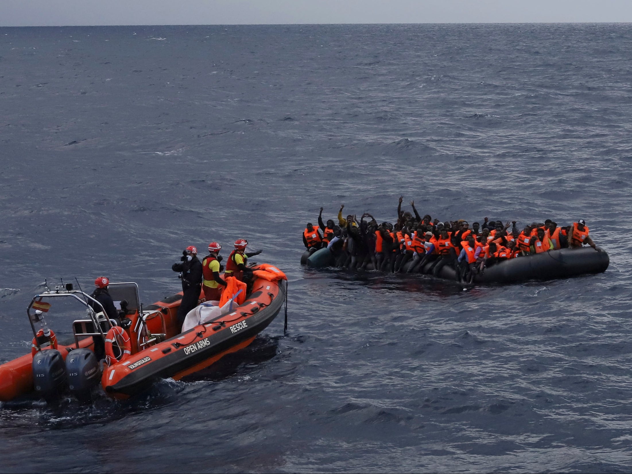Refugiados y migrantes esperan ser rescatados por miembros de la ONG española Proactiva Open Arms, tras salir de Libia intentando llegar a suelo europeo a bordo de un bote de goma