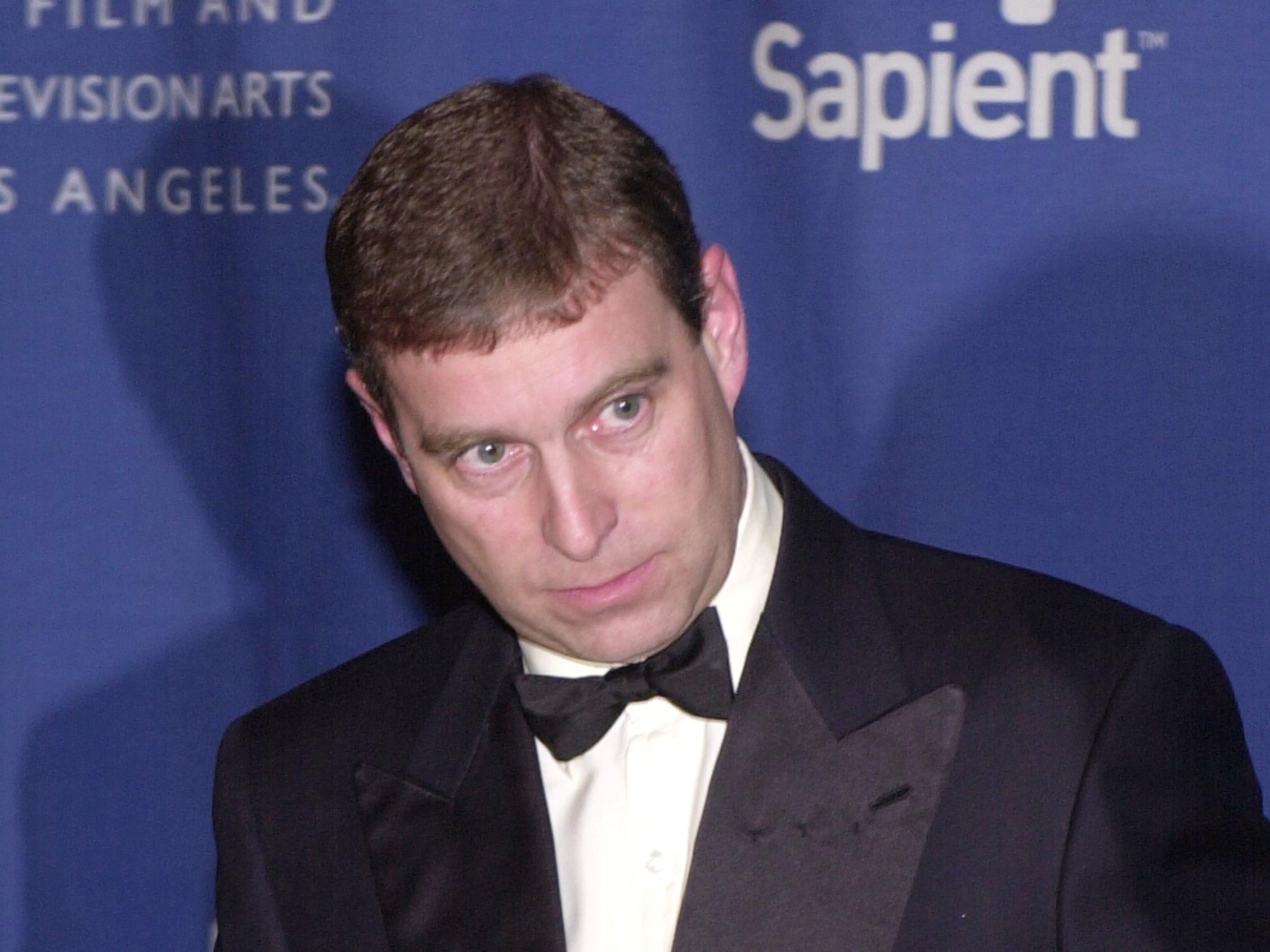 ¿Quién interpreta al príncipe Andrés en The Crown? Conócelo