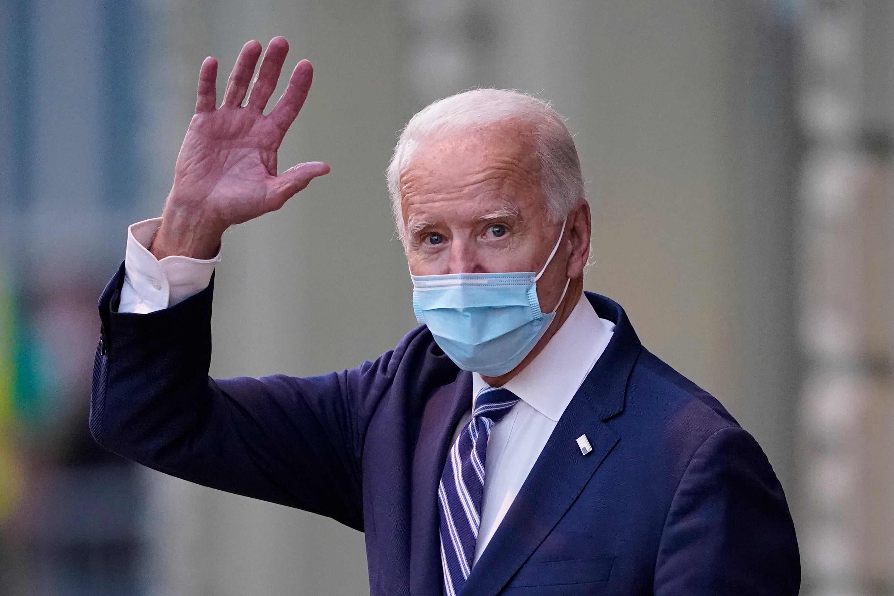 El presidente electo Joe Biden saluda el martes 10 de noviembre de 2020 al salir del teatro The Queen, en Wilmington, Delaware.&nbsp;