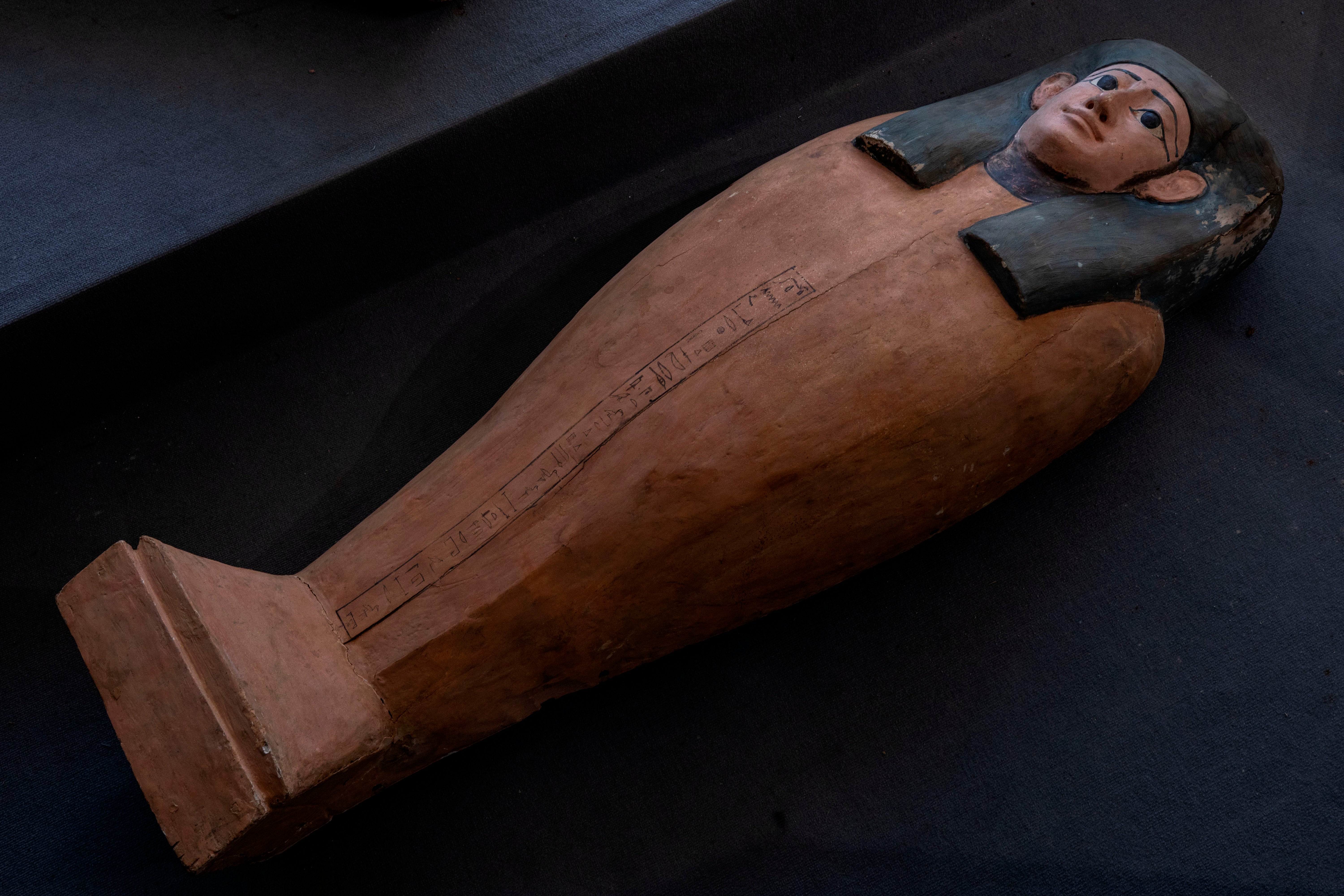 <p>La foto muestra un sarcófago de hace más de 2500 años descubierto en una vasta necrópolis en Saqqara, al sur de El Cairo, sábado 14 de noviembre de 2020. El hallazgo incluye un centenar de sarcófagos, algunos con momias en su interior, y estatuas.</p>