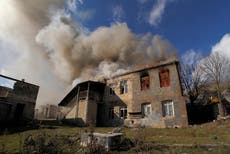 Armenios prenden fuego sus hogares en las tierras cedidas a Azerbaiyán