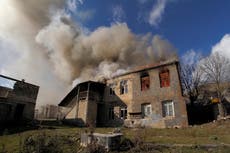 Armenios prenden fuego sus hogares en las tierras cedidas a Azerbaiyán