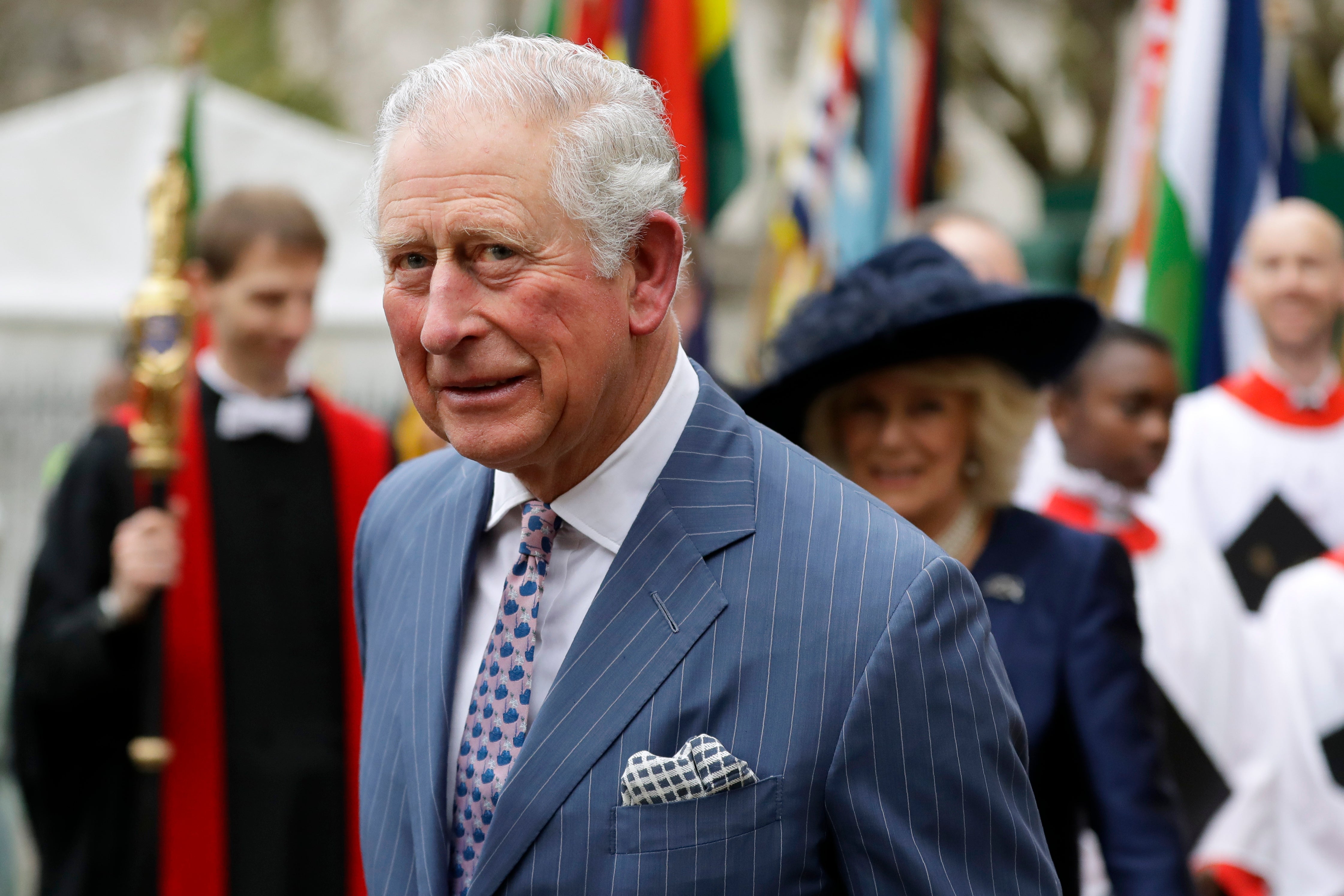 Foto de archivo, 9 de marzo de 2020, del príncipe Carlos de Gran Bretaña y su esposa Camilla, detrás, al salir de una ceremonia en la Abadía de Westminster, Londres. Carlos, príncipe de Gales y heredero del trono del Reino Unido, cumplió 72 años el sábado 14 de noviembre de 2020.&nbsp;