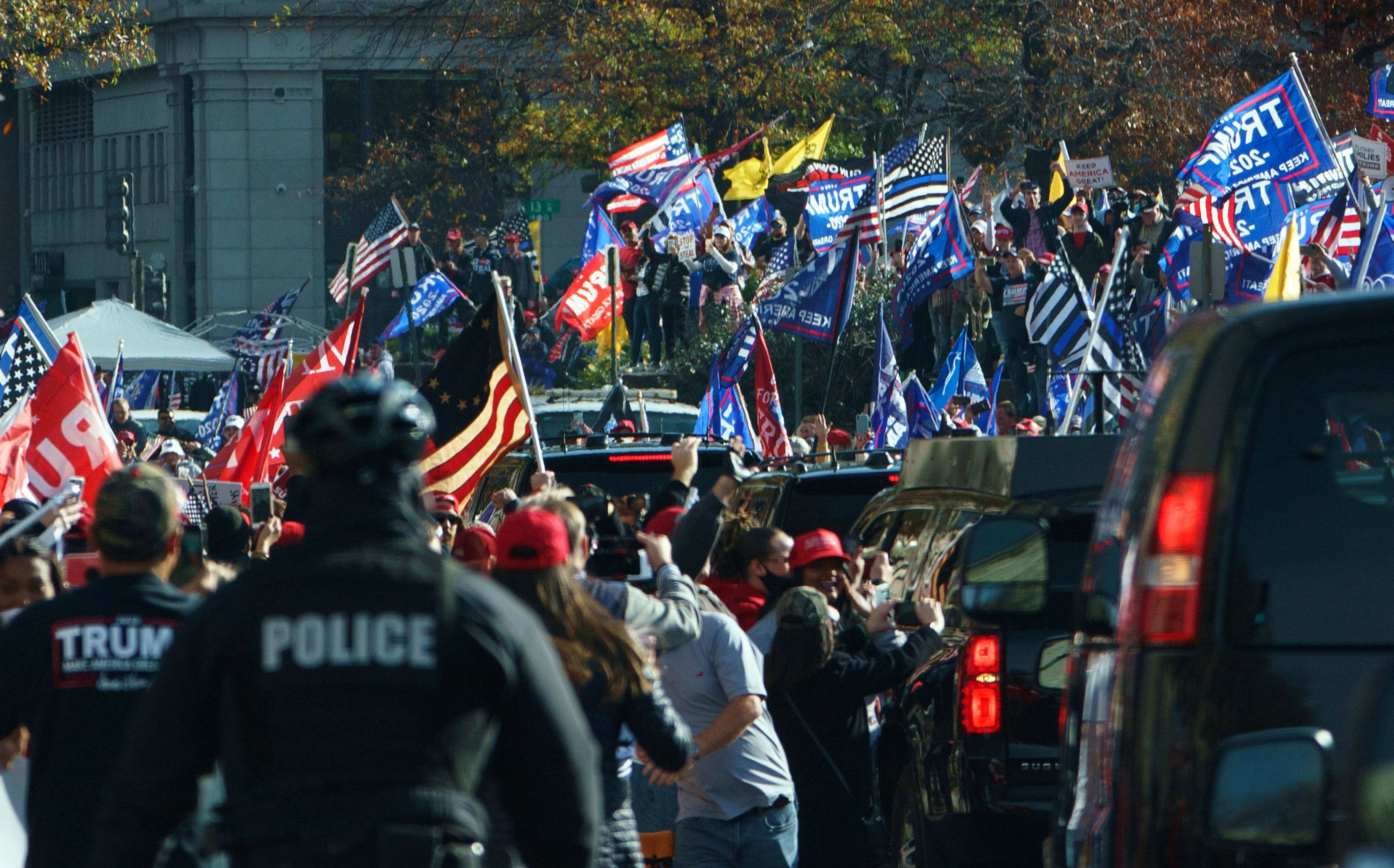 La caravana del presidente de los Estados Unidos, Donald Trump, atraviesa a los partidarios que realizan un mitin en Washington, DC, el 14 de noviembre de 2020.