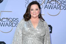 Melissa McCarthy se disculpa por apoyar a una organización anti-LGBTQ