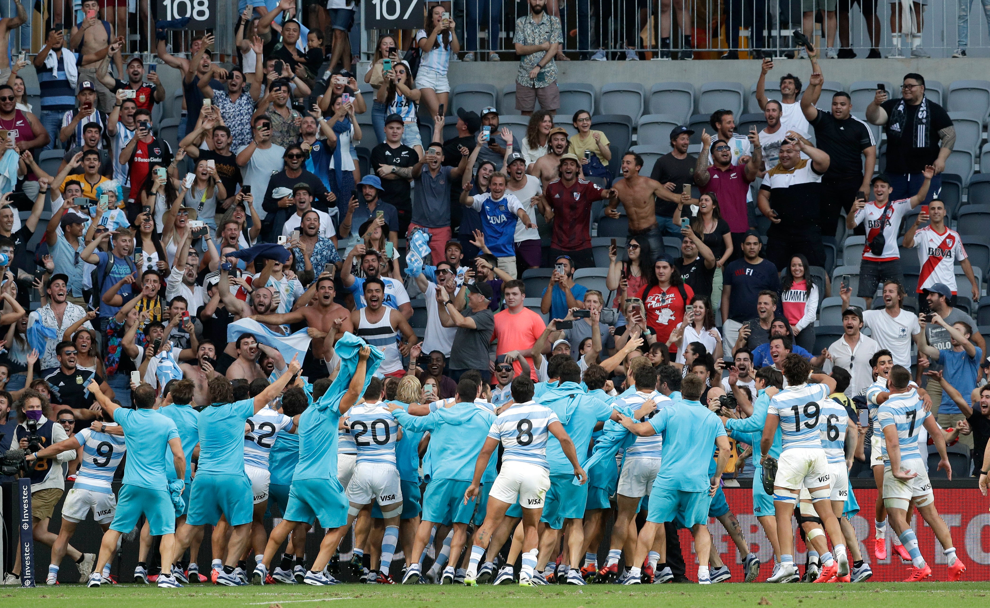 Los jugadores de Argentina festejan en Sydney, el sábado 14 de noviembre de 2020, luego de vencer a Nueva Zelanda en el torneo de las Tres Naciones.