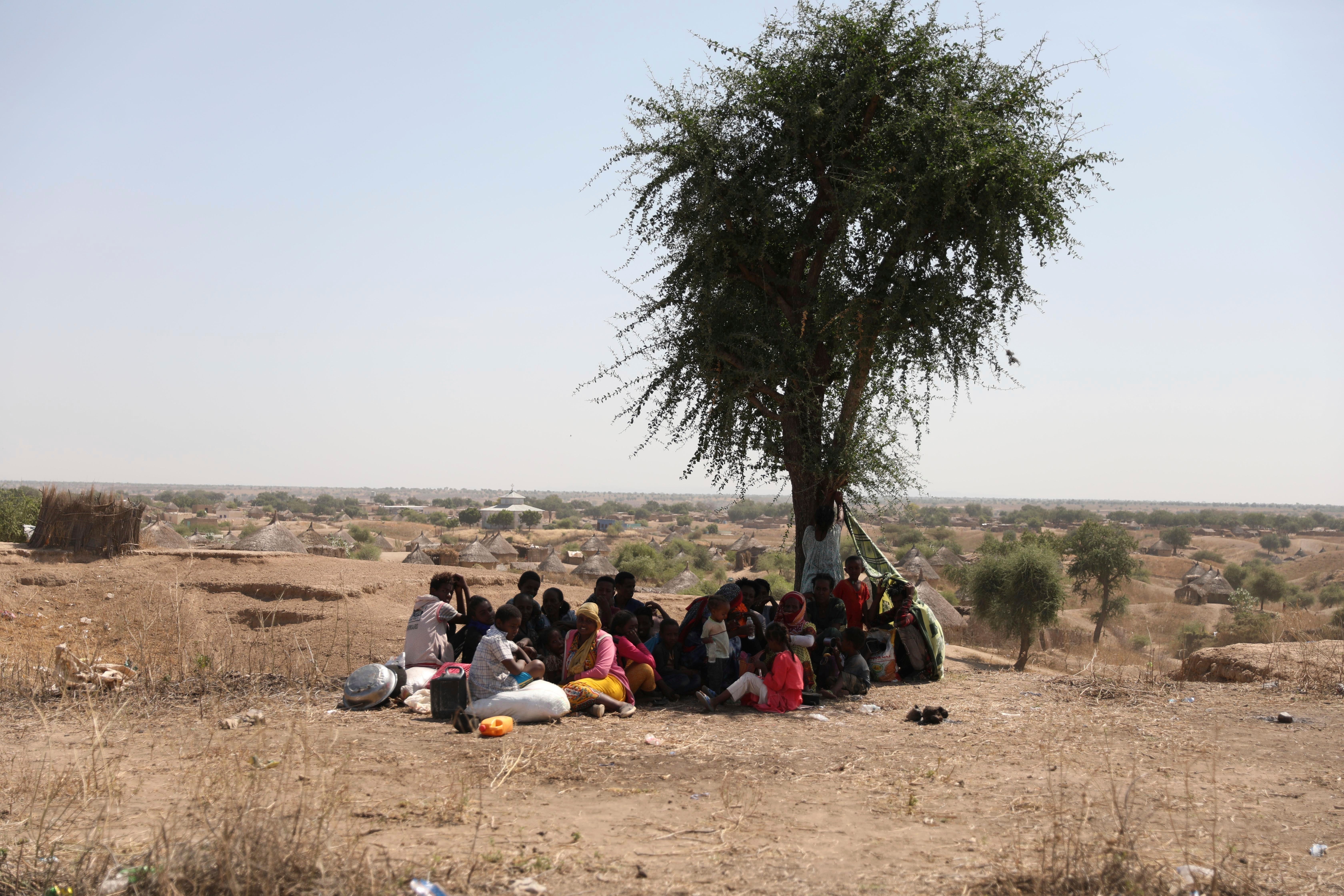Refugiados de la región etíope de Tigray esperan registrarse en un centro de la Alto Comisionado de Naciones Unidas para los Refugiados en Hamdayet, Sudán, el sábado 14 de noviembre de 2020.