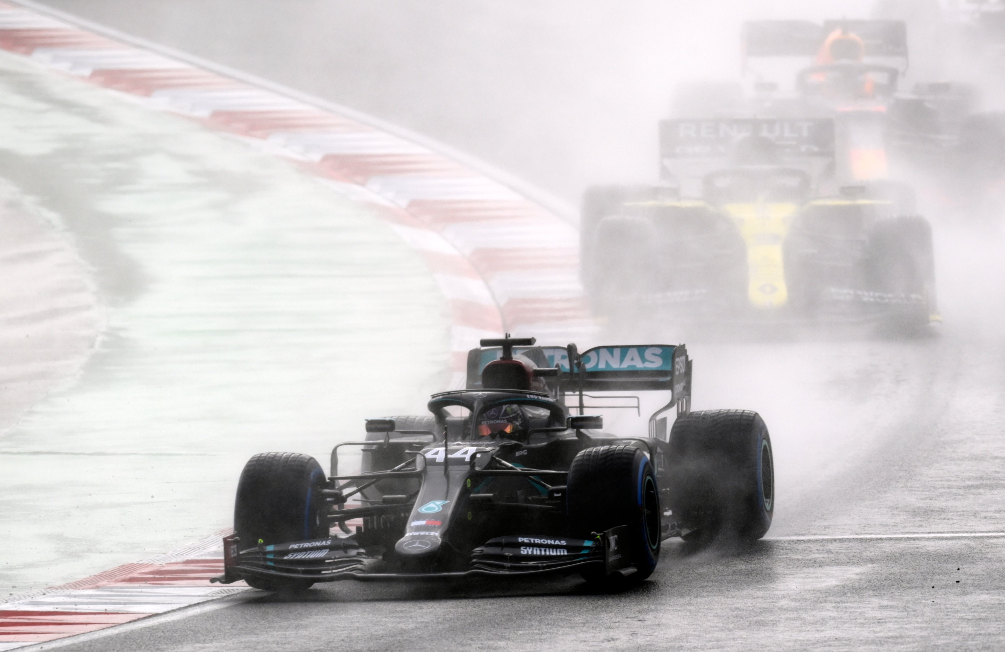El piloto de Mercedes Lewis Hamilton maneja durante el Gran Premio de Turquía de Fórmula 1, en el circuito de Estambul, el domingo 15 de noviembre de 2020.