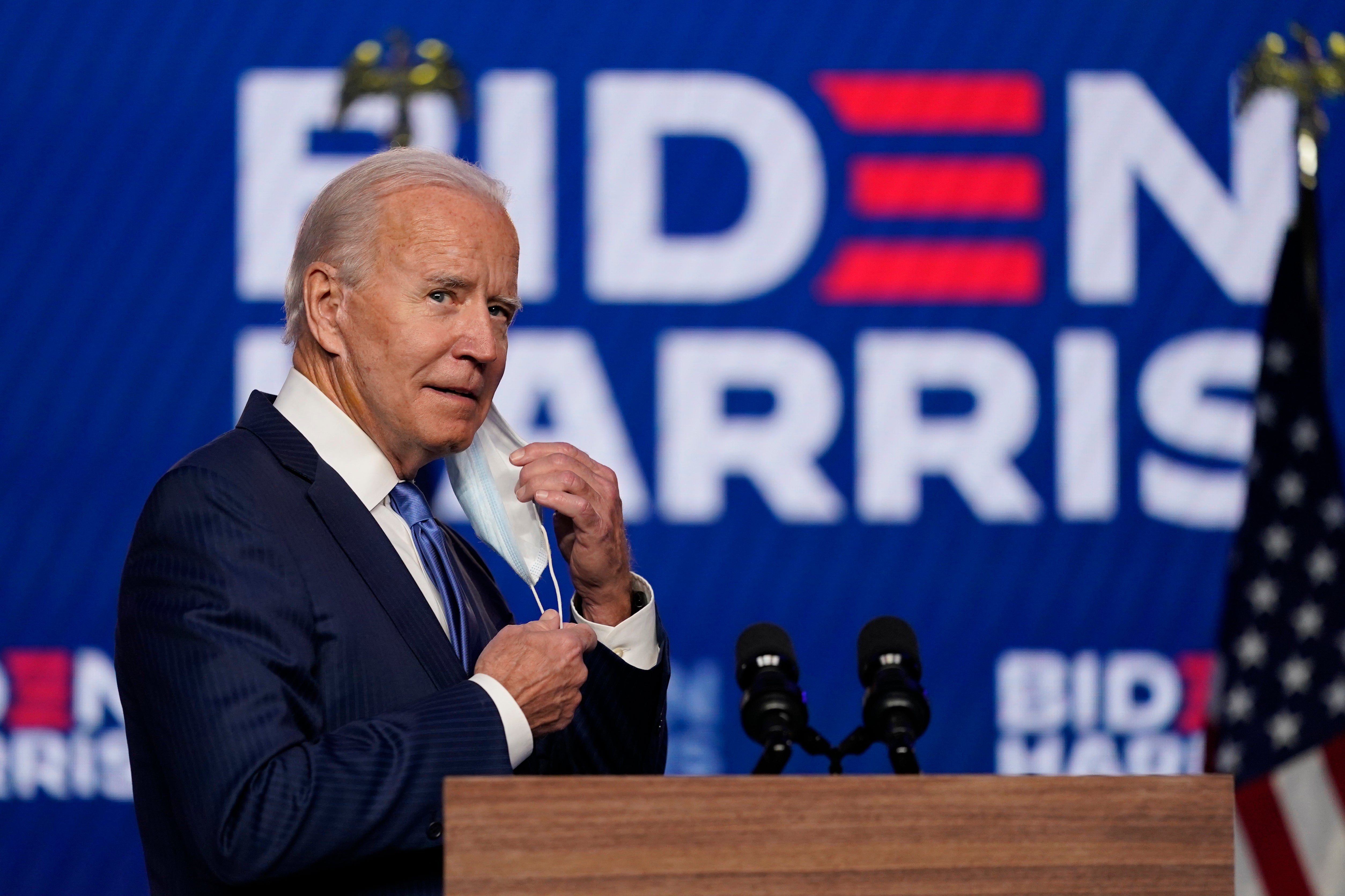 El presidente electo Joe Biden se quita la mascarilla para hablar, 6 de noviembre de 2020, en Wilmington, Delaware.
