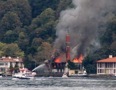 Incendio amenaza histórica mezquita de Turquía