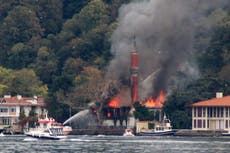 Incendio amenaza histórica mezquita de Turquía