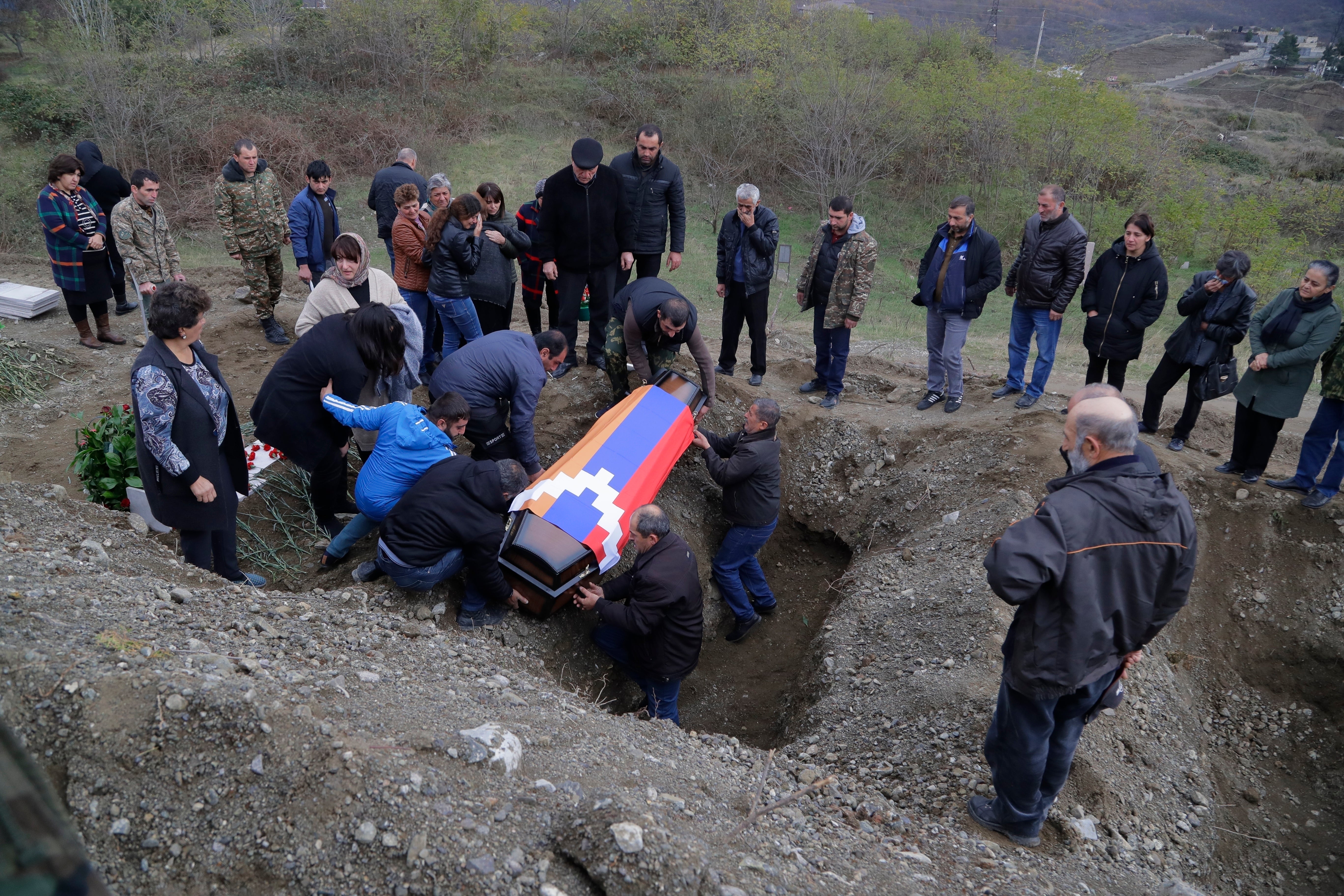 Familiares y amigos sepultan al soldado armenio Mkhitar Beglarian, quien murió en los enfrentamientos entre Armenia y Azerbaiyán en la región separatista de Nagorno-Karabakh, el 15 de noviembre de 2020 en el cementerio de Stepanakert.