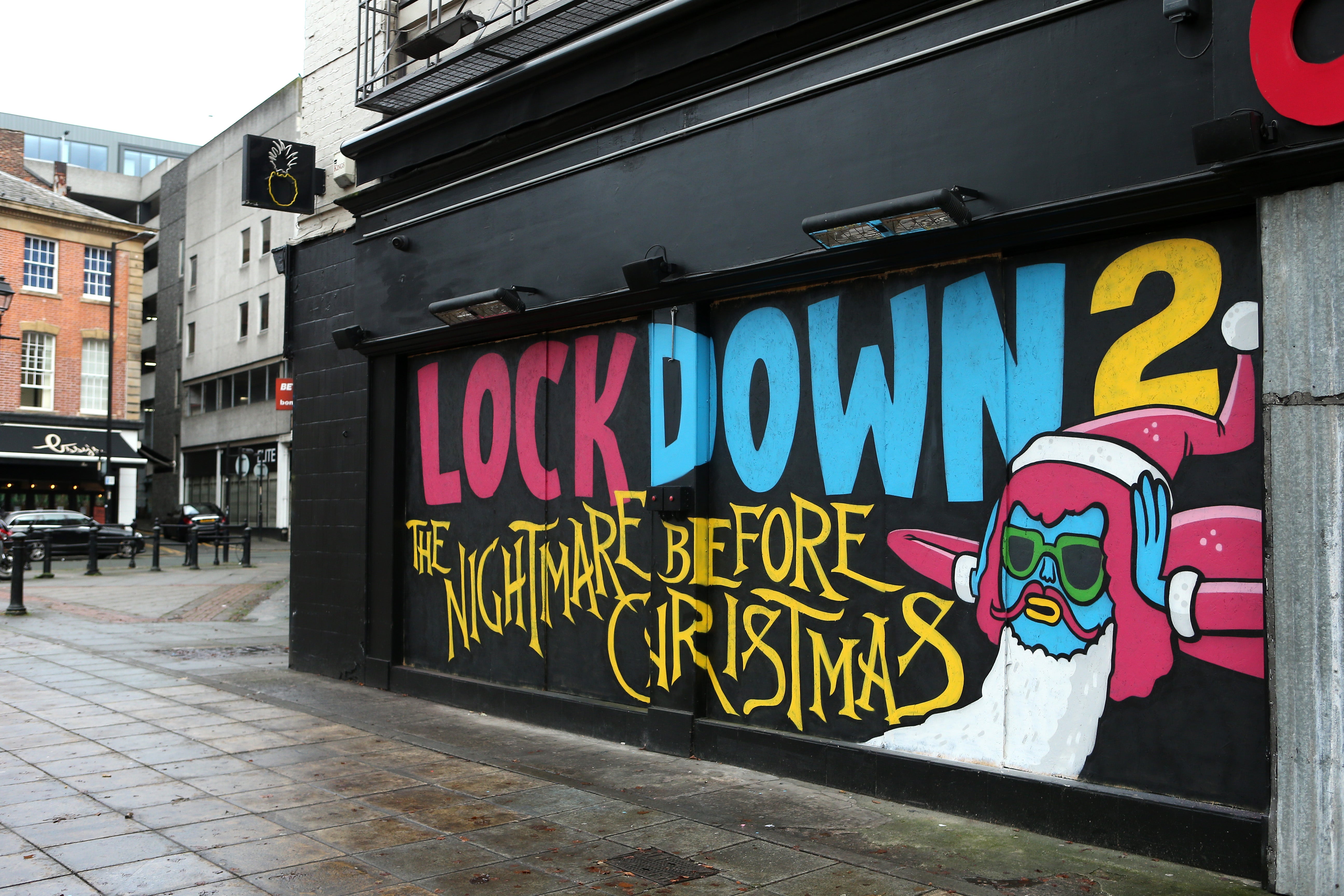 El arte callejero que destaca el segundo confinamiento se ve en la pared de Crazy Pedro's en Manchester.