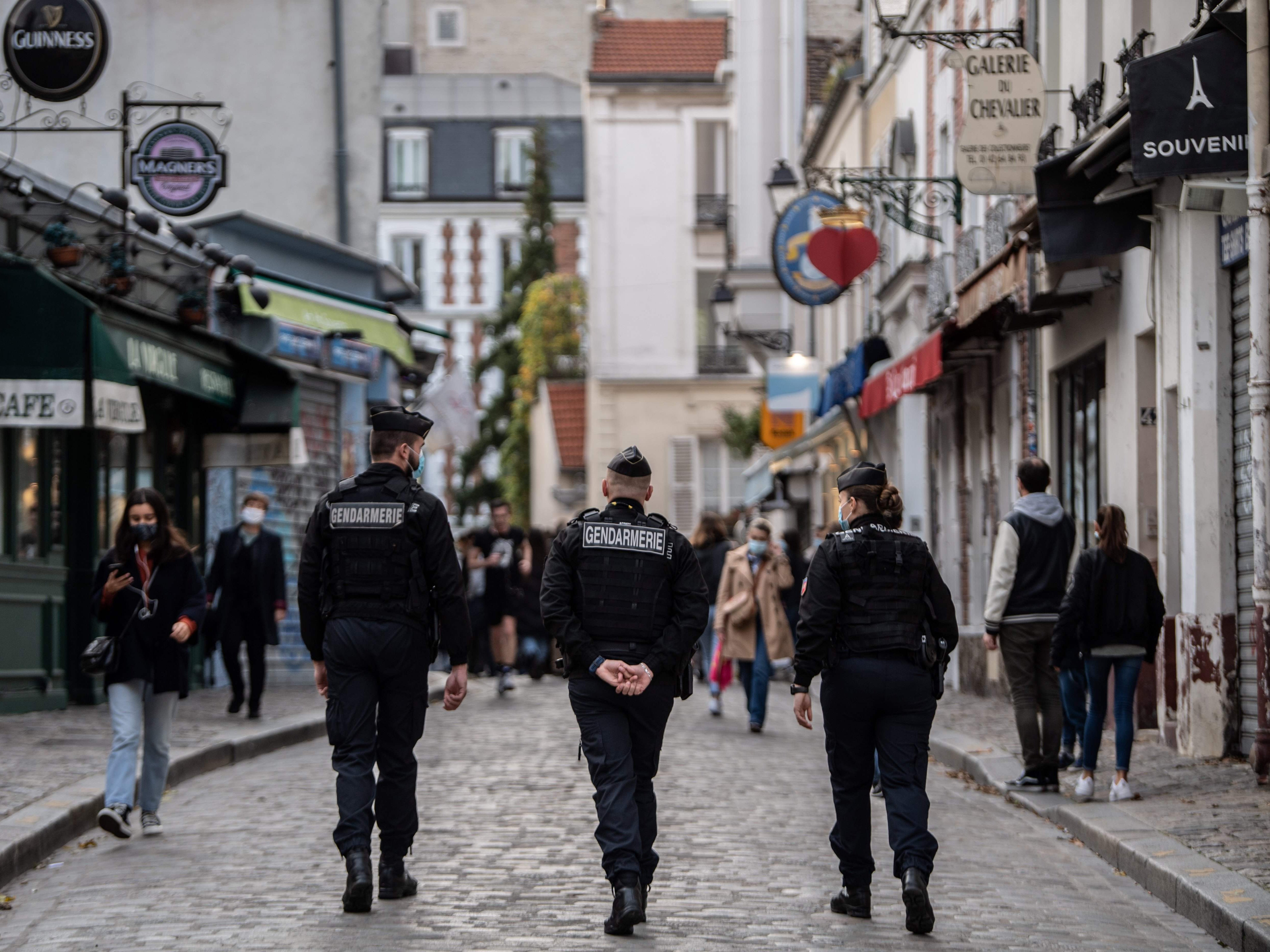 La policía ha intensificado los controles en la capital francesa para asegurarse de que las personas sigan las reglas de cierre.