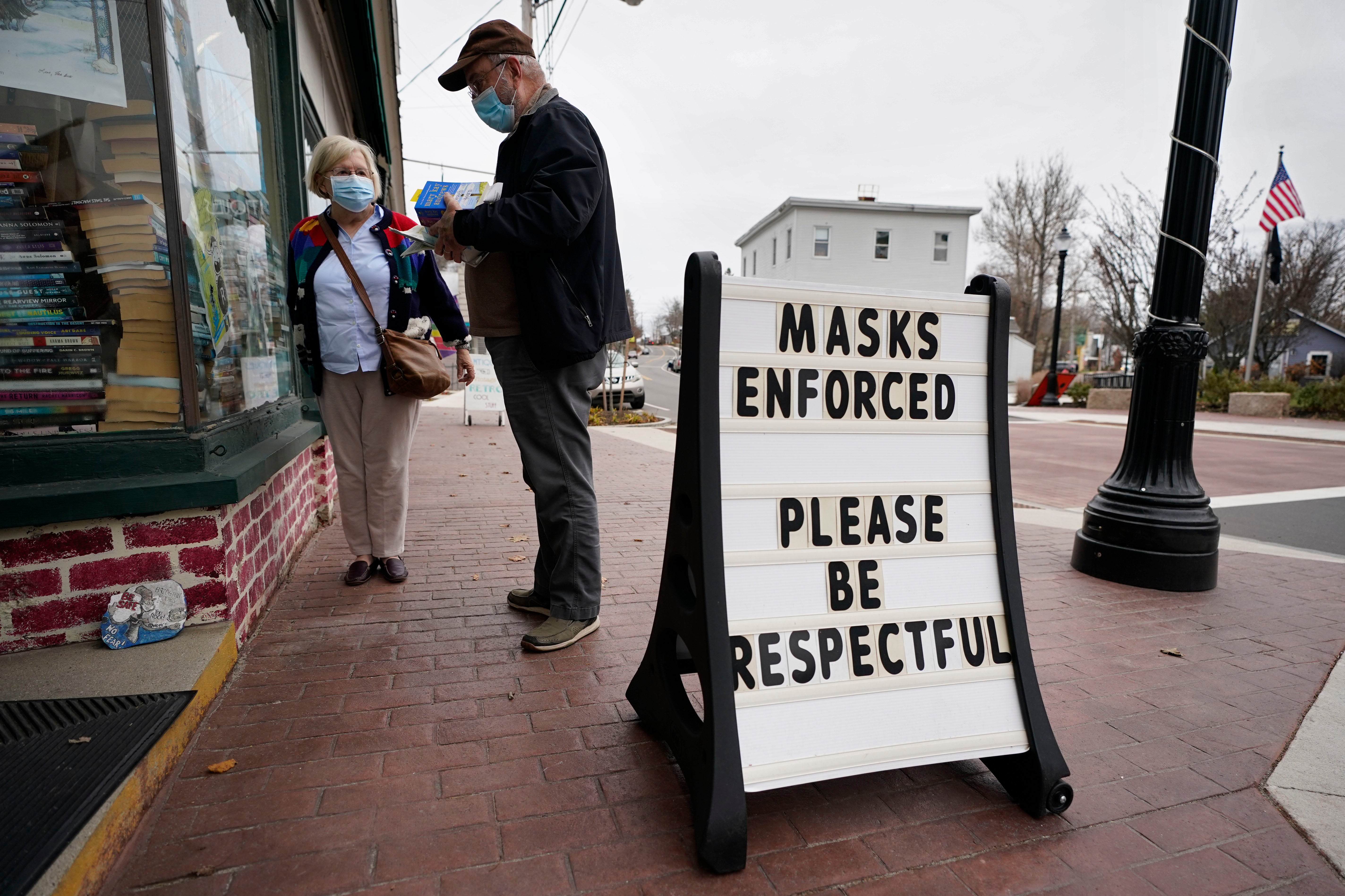 Personas afuera de la librería Bridgton Books, en Maine, el 13 de noviembre de 2020 mientras los contagios por COVID siguen a la alza. Foto/Robert F. Bukaty