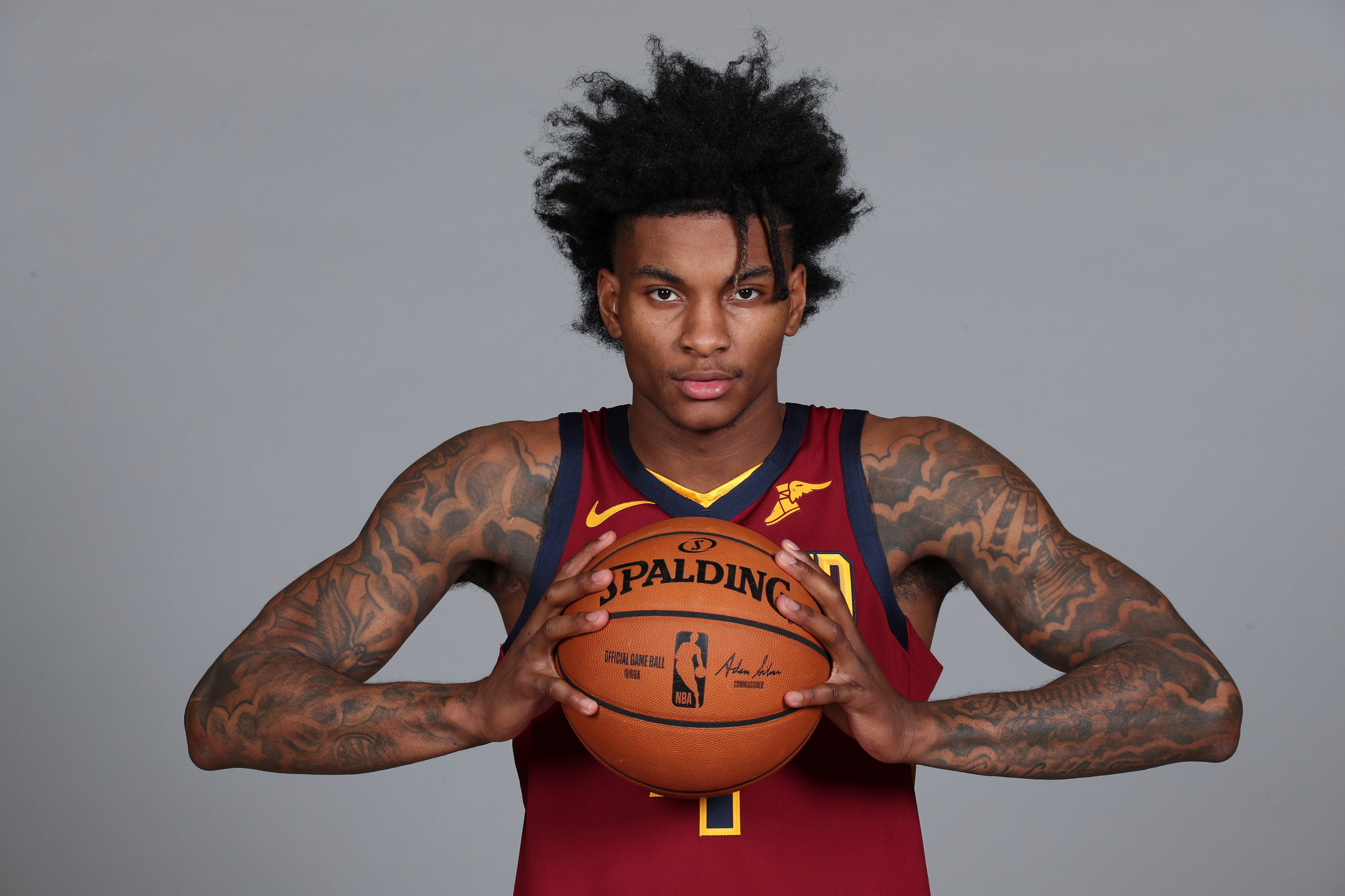 En foto del 30 de septiembre del 2020 Kevin Porter Jr. posa con un balón durante el día de mediso de los Cavaliers de Cleveland. El domingo 15 de noviembre del 2020 Porter Jr. fue arrestado por posesión de armas. El equipo indicó que ya habló con el jugador que fue liberado tras pagar una fianza.