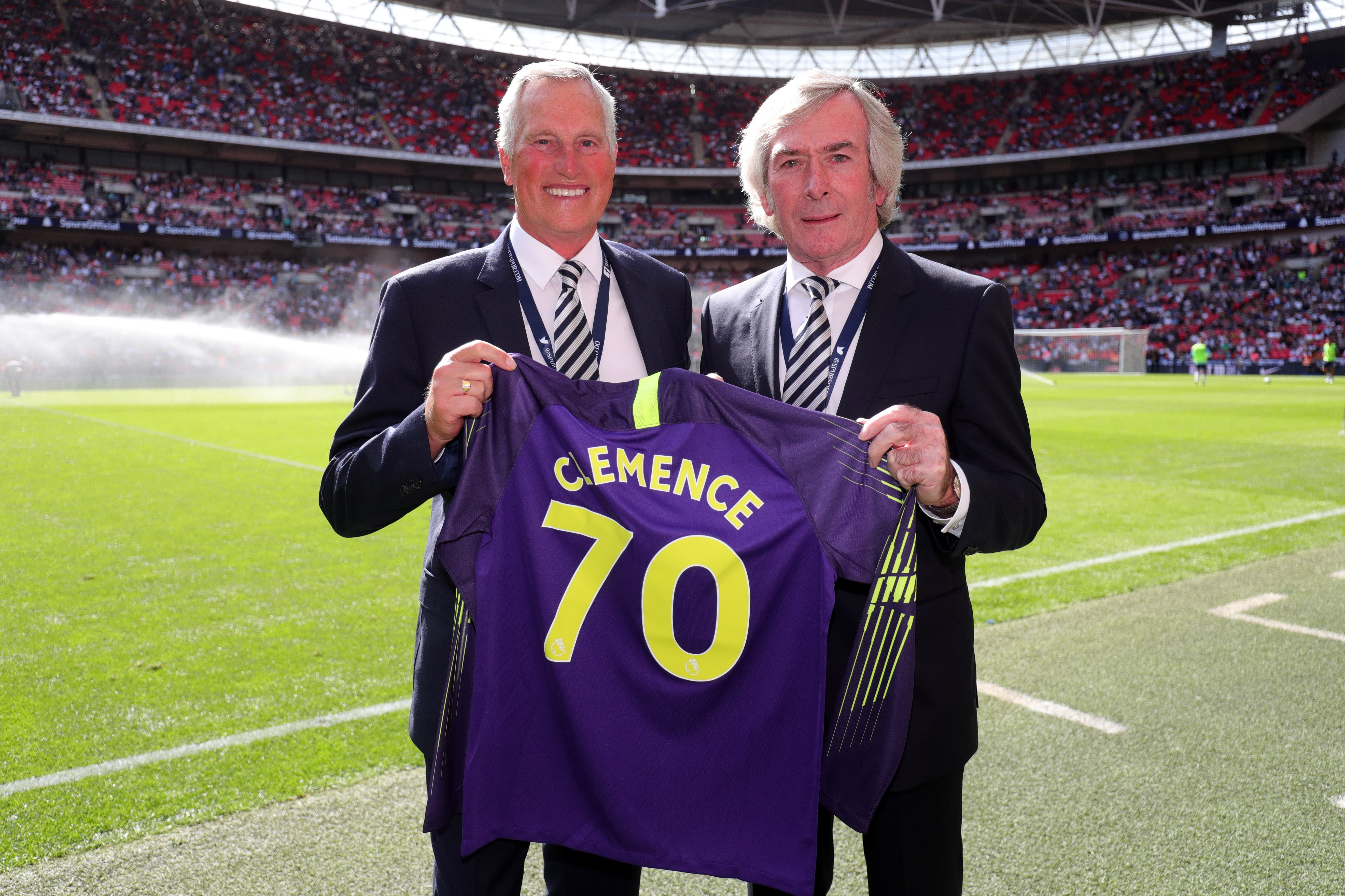 <p>LONDRES, INGLATERRA - 15 DE SEPTIEMBRE: Pat Jennings (R) presenta a Ray Clemence una camiseta en el descanso del partido de la Premier League entre el Tottenham Hotspur y el Liverpool FC en el Estadio de Wembley el 15 de septiembre de 2018 en Londres, Reino Unido.&nbsp;</p>