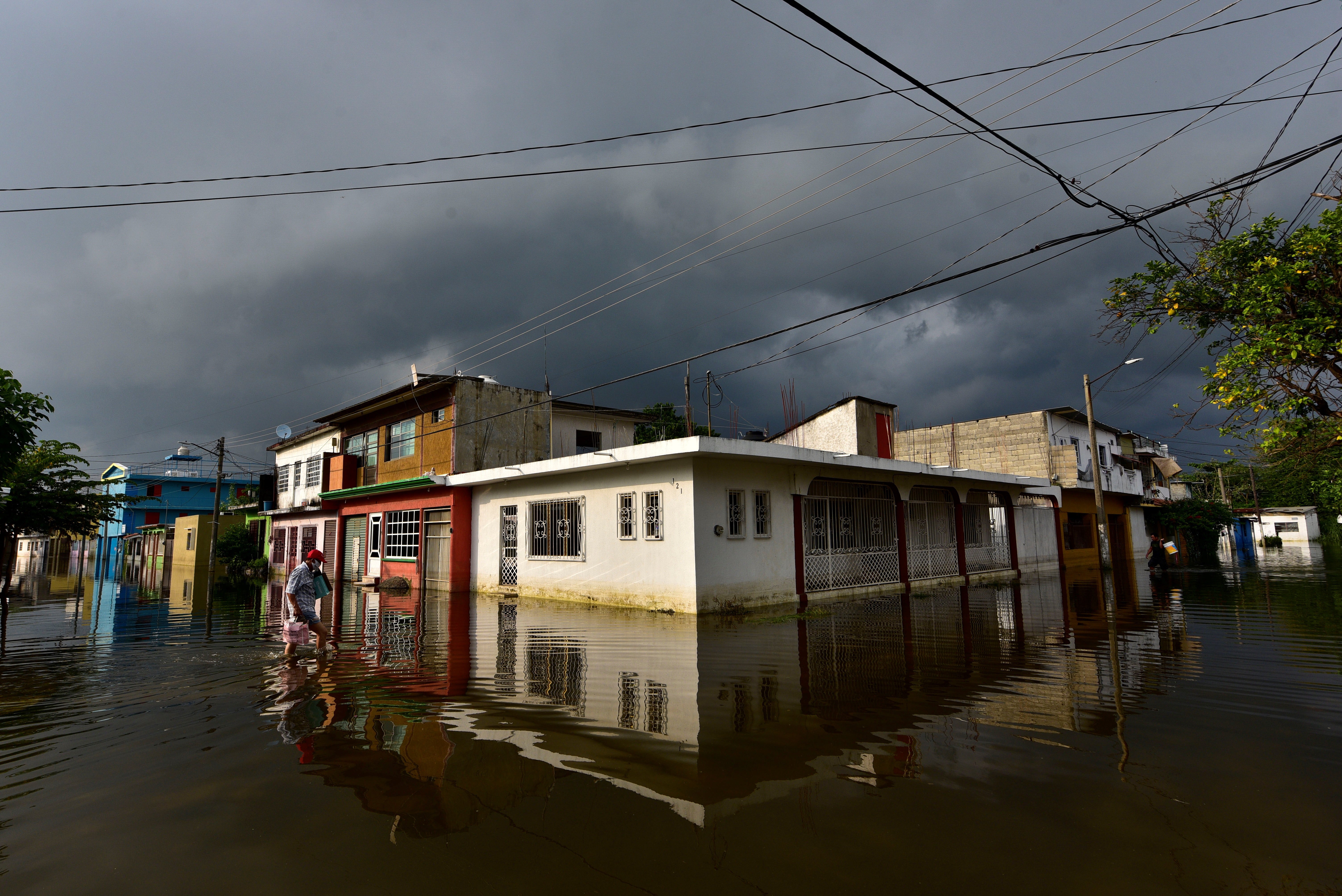 Inundaciones tras fuertes lluvias en Villahermosa